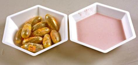Två skålar, en med sväljarkapslar som innehåll herion och en med yoghurten de gömdes i.