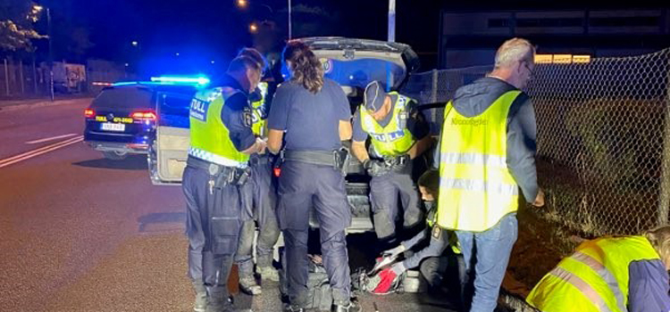 Vit byggnad med Tullverkets skylt och logotyp - den nya tullstationen.