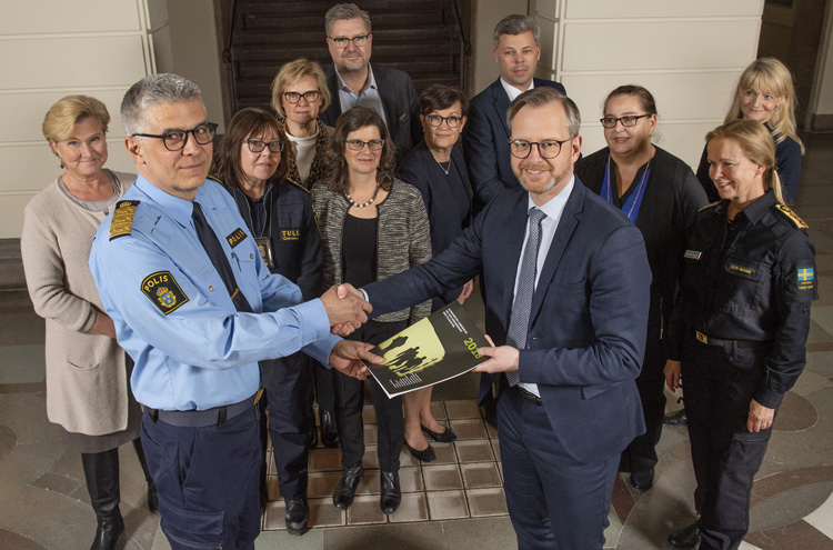 Rapporten Myndigheter i samverkan mot den organiserade brottsligheten 2018 överlämnas till inrikesminister Mikael Damberg.