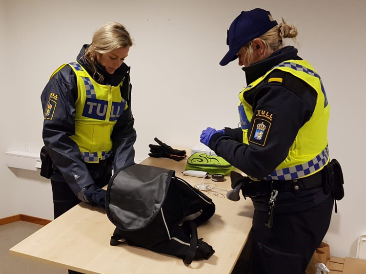 Tulltjänstemän som arbetar med att söka igenom bagage under kontrolloperationen.