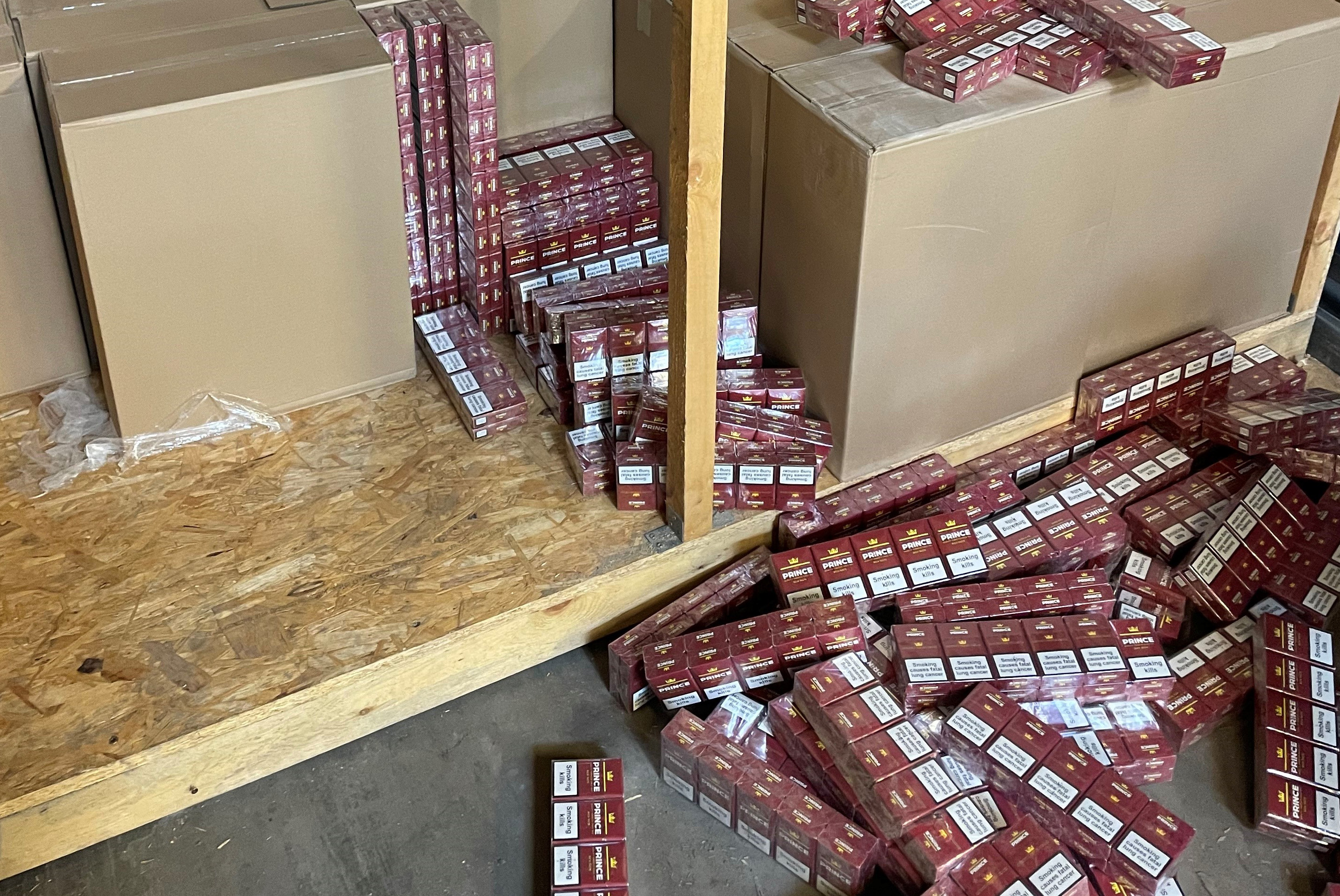 Tullinspektörerna hittade 7,6 miljoner falska cigaretter i ett litauiskt lastbilssläp i Trelleborgs hamn. Foto: Tullverket
