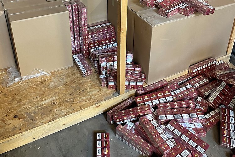 Tullinspektörerna hittade 7,6 miljoner falska cigaretter i ett litauiskt lastbilssläp i Trelleborgs hamn. Foto: Tullverket